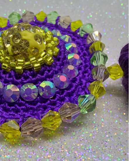 Háčkované  dizajnové náušnice "Fialový drahokam"